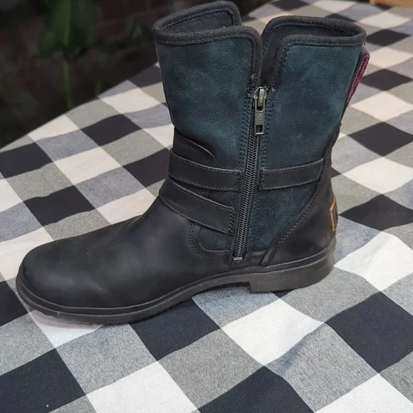 UGG Simmens Boots - Picture 5 of 9